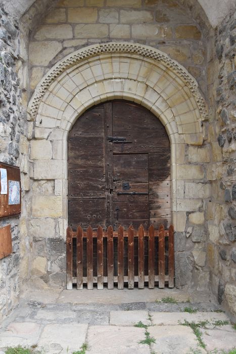 Eglise Sainte-Couronne : Portail d'accès sud, vue générale