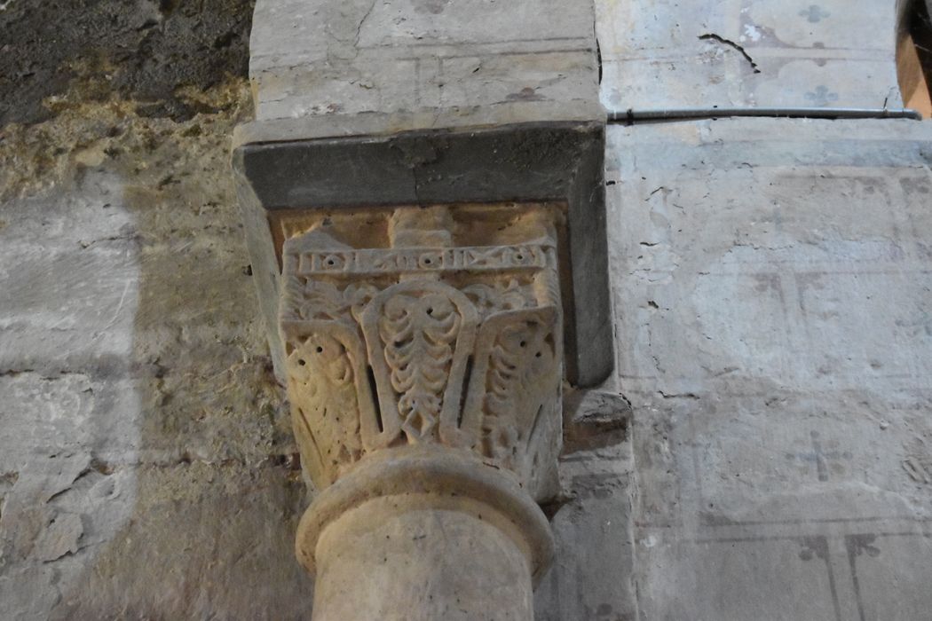 Eglise Sainte-Couronne : Détail d'un chapiteau sculpté