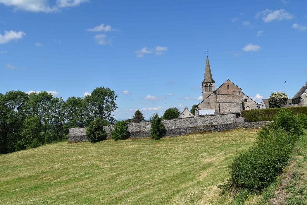 Eglise Saint-Pardoux : Vue générale de l'église depuis l'Est