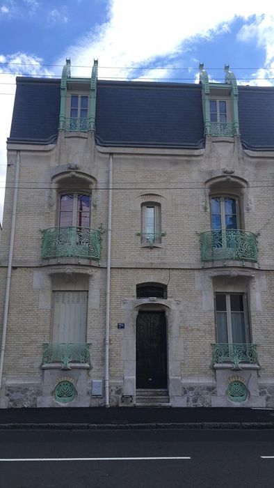 Maison Art Nouveau : Façade sur rue, vue générale