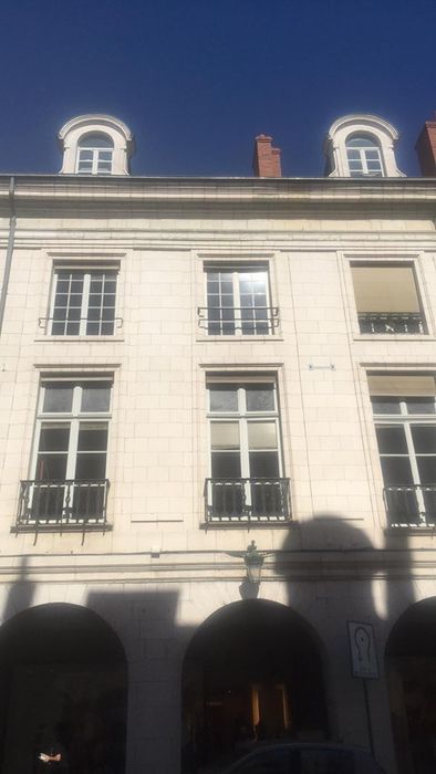 Maison : Façade sur rue, vue partielle