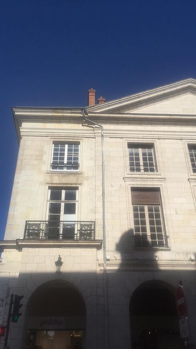 Maison : Façade sur rue, vue partielle