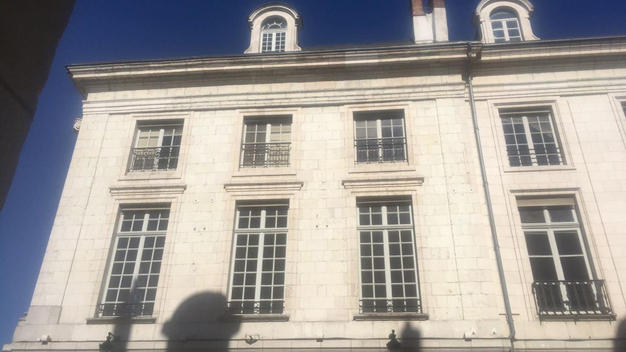 Maison : Façade sur rue, vue partielle