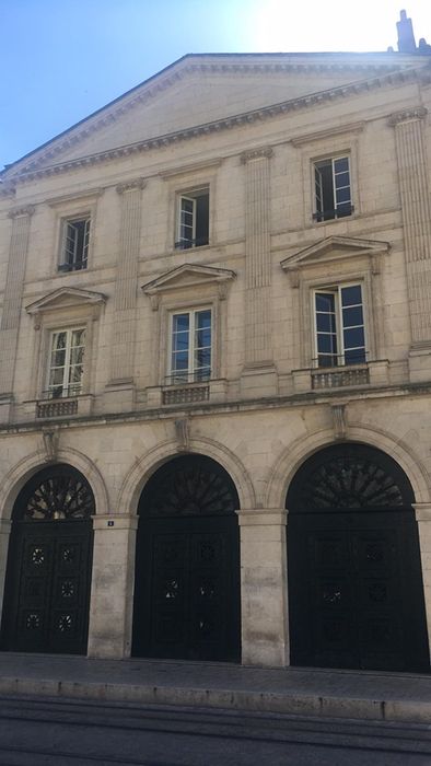 Institut : Façade sur rue, vue générale