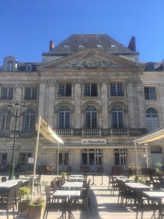 Maison dite de la Chancellerie : Façade sur la place, avant-corps central, vue générale