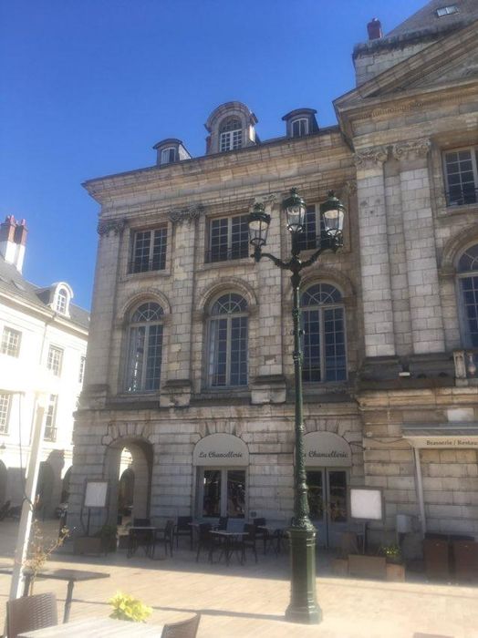 Maison dite de la Chancellerie : Façade sur la place, vue partielle