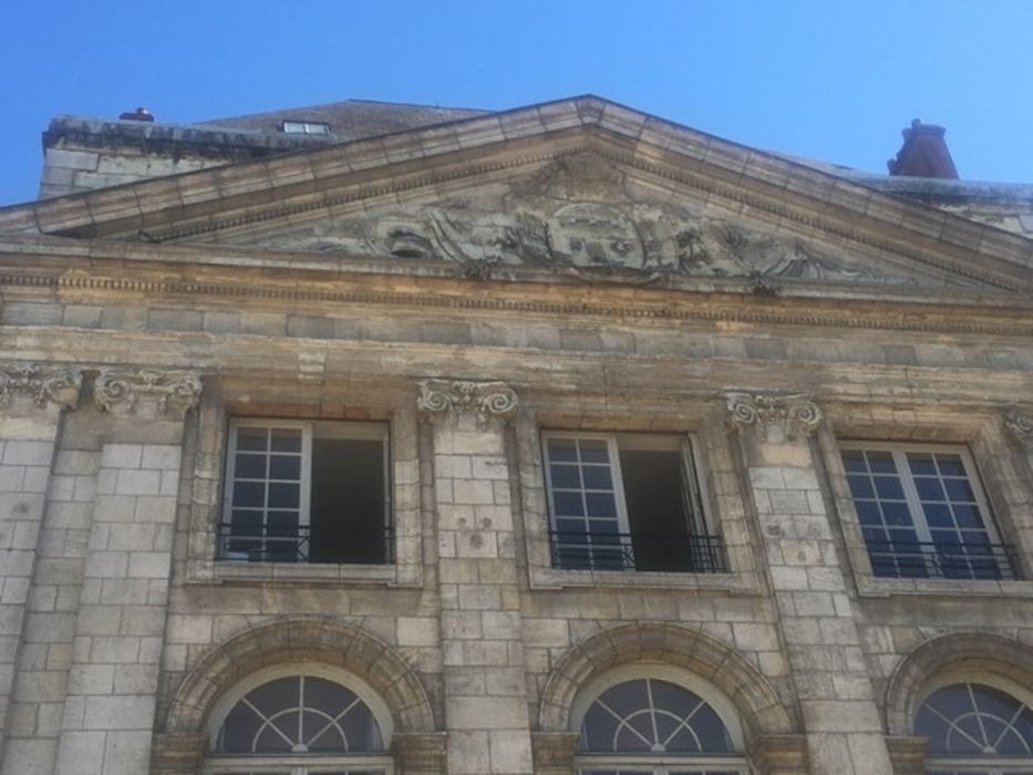 Maison dite de la Chancellerie : Façade sur la place, avant-corps central, vue partielle