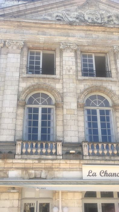 Maison dite de la Chancellerie : Façade sur la place, avant-corps central, vue partielle