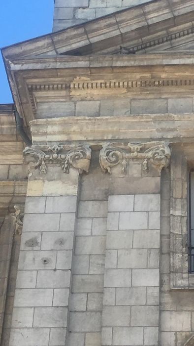 Maison dite de la Chancellerie : Façade sur la place, avant-corps central, détail