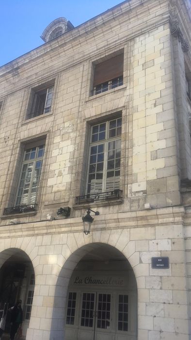 Maison dite de la Chancellerie : Façade sur la rue royale, vue partielle