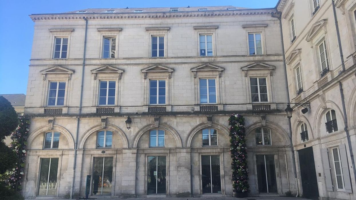 Maison : Façade sur la place, vue générale