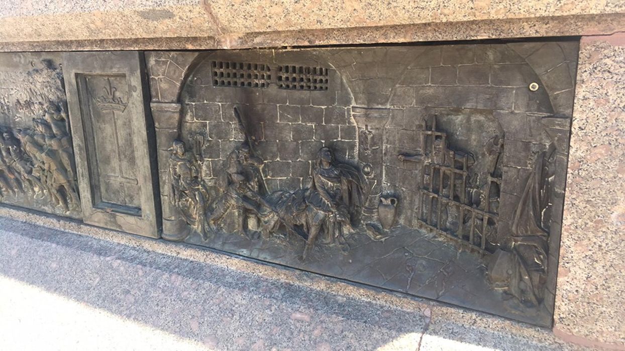 Monument équestre à Jeanne d'Arc, détail d'un bas-relief : Jeanne d'Arc emprisonnée