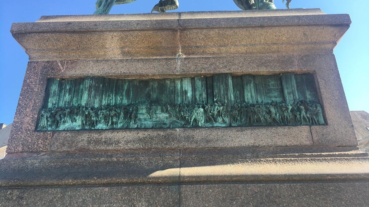 Monument équestre à Jeanne d'Arc, détail d'un bas-relief, scène de la vie de Jeanne d'Arc