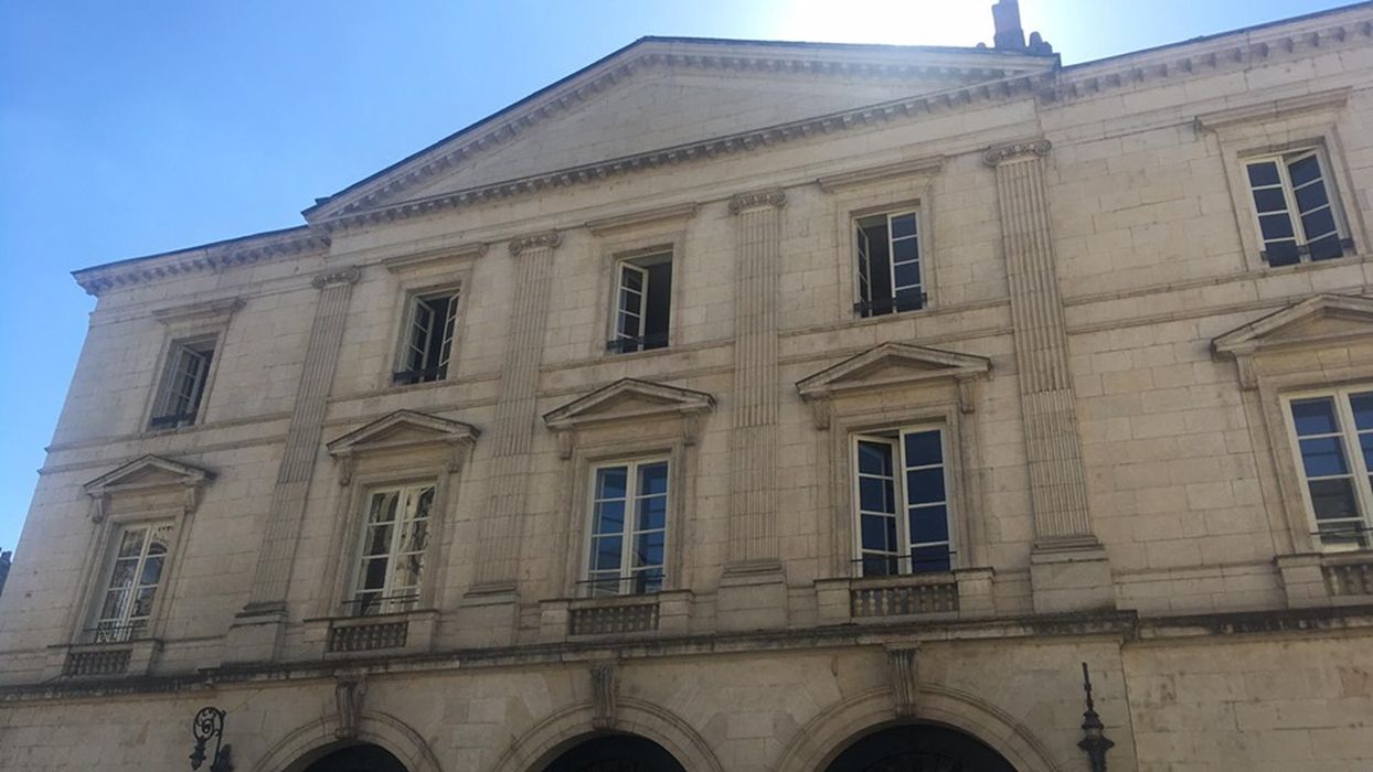 Institut : Façade sur la place, vue partielle