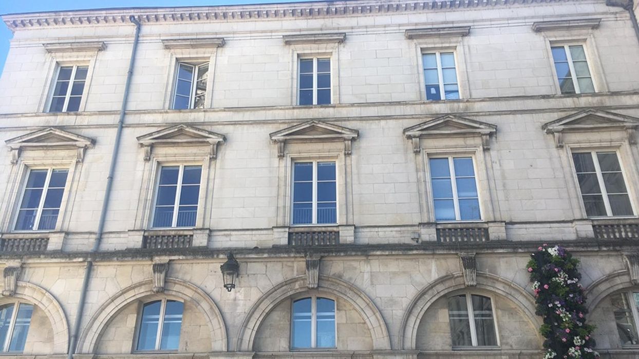 Maison : Façade sur la place, vue partielle