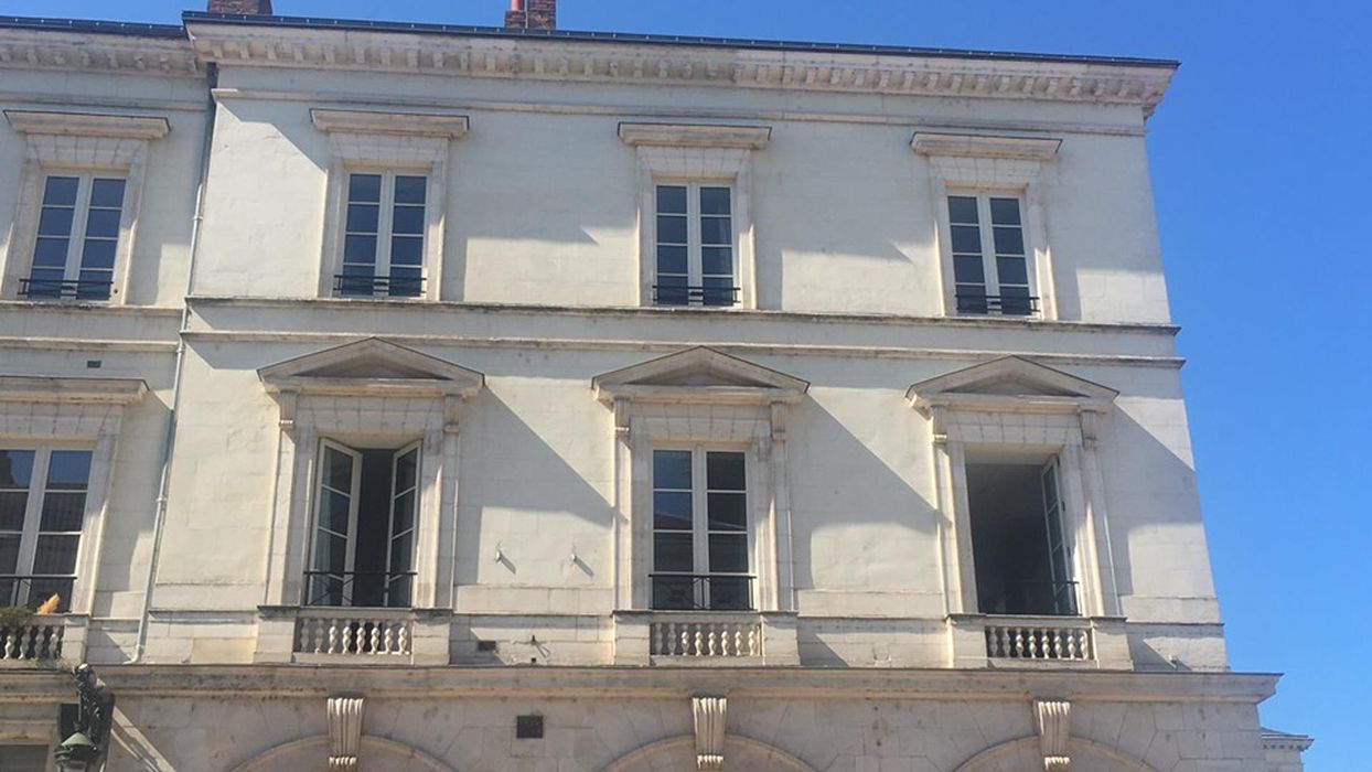 Maison : Façade sur rue, vue partielle