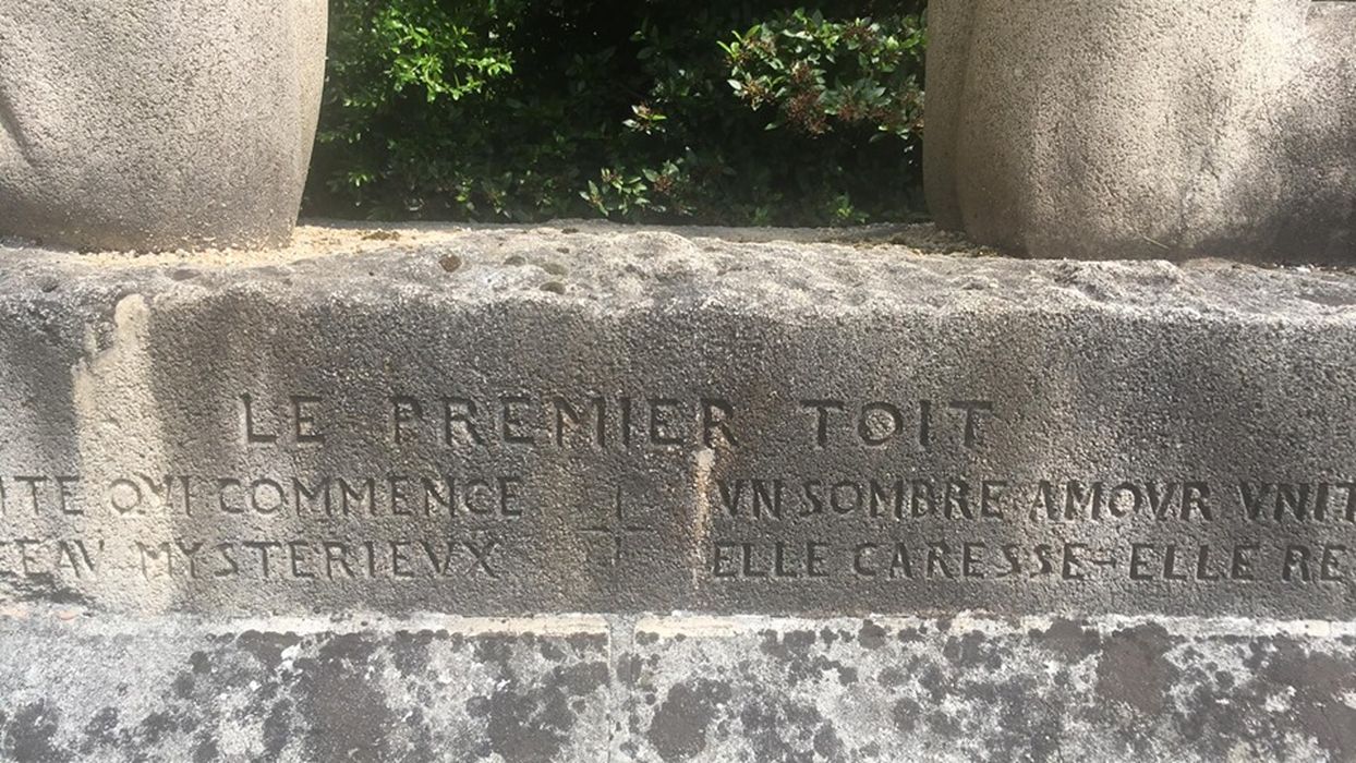 Monument dit « Le premier toit », détail