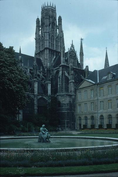 Clocher et abside sur une place, fontaine