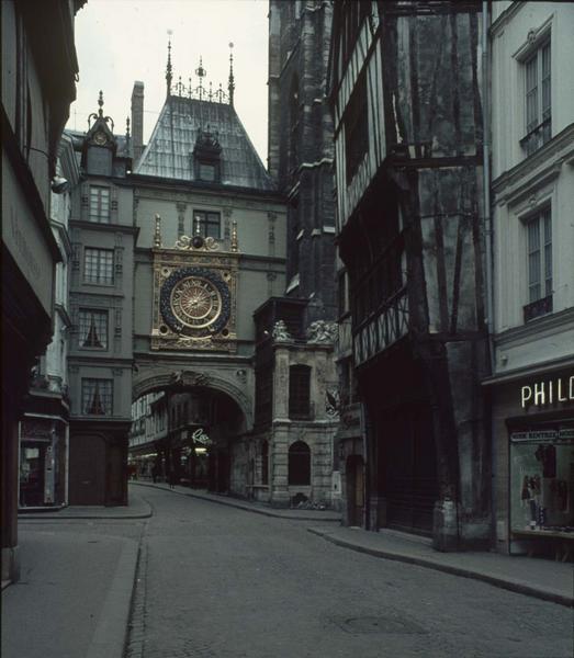 Ensemble sur la rue commerçante