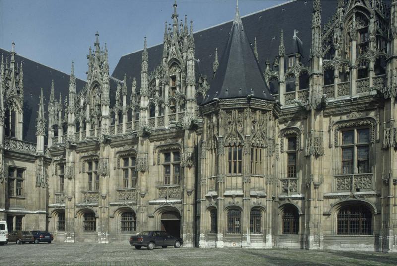 Façade à tourelle sur cour intérieure