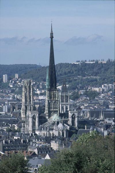 Vue générale de la ville, ensemble est et flèche de la cathédrale