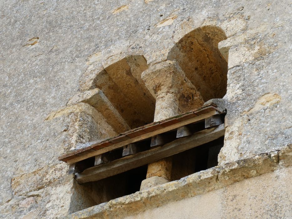 Eglise Saint-Hilaire : Clocher, détail des baies géminées