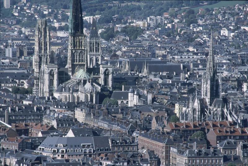 Vue générale de la ville, ensemble est et flèche de la cathédrale