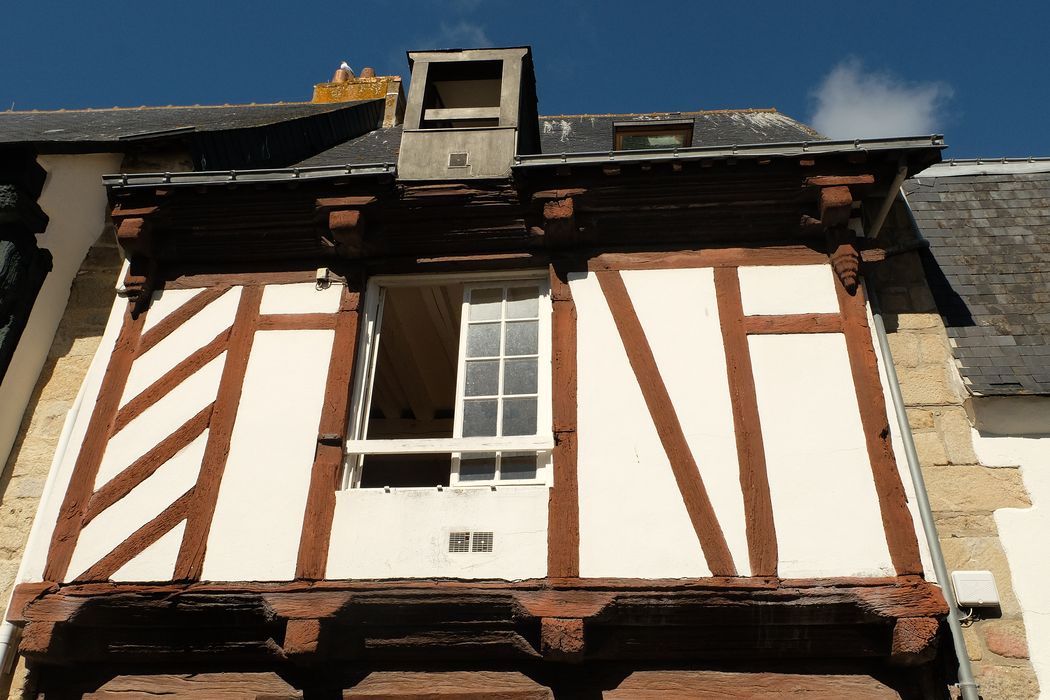 Maison : Façade sur rue, vue partielle