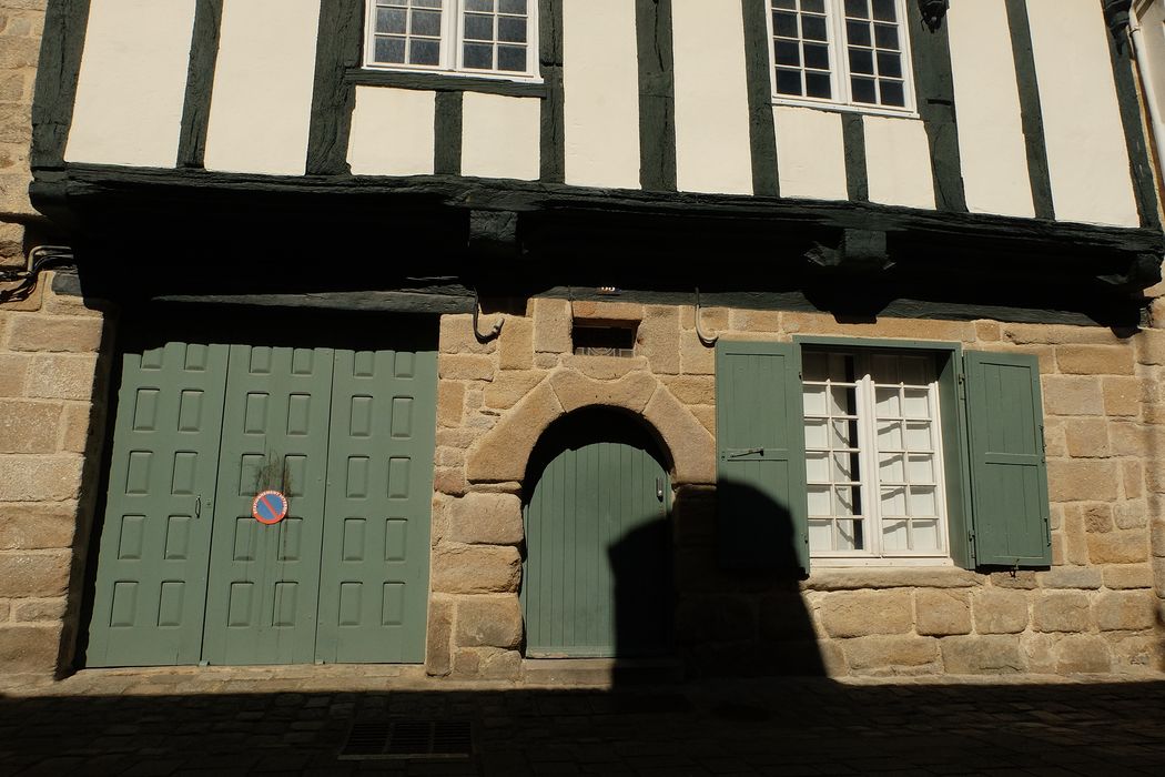 Maison : Façade sur rue, vue partielle