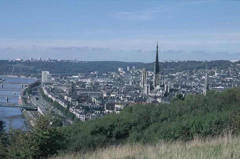 Vue générale de la ville, ensemble est et flèche de la cathédrale