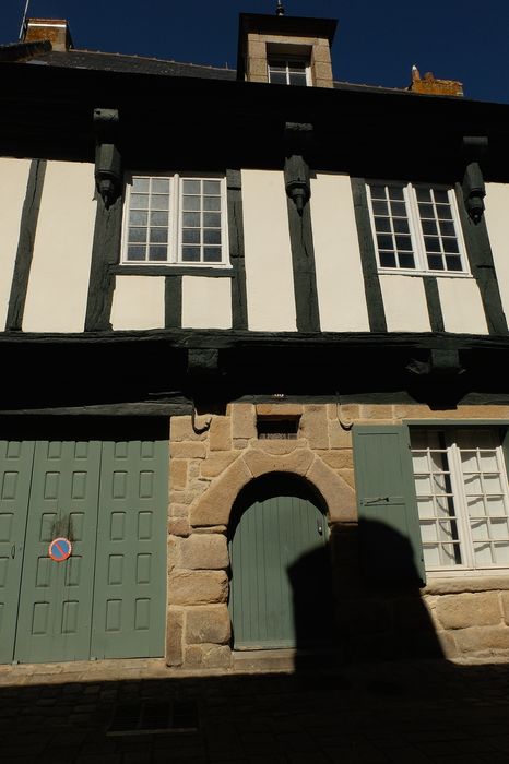 Maison : Façade sur rue, vue partielle