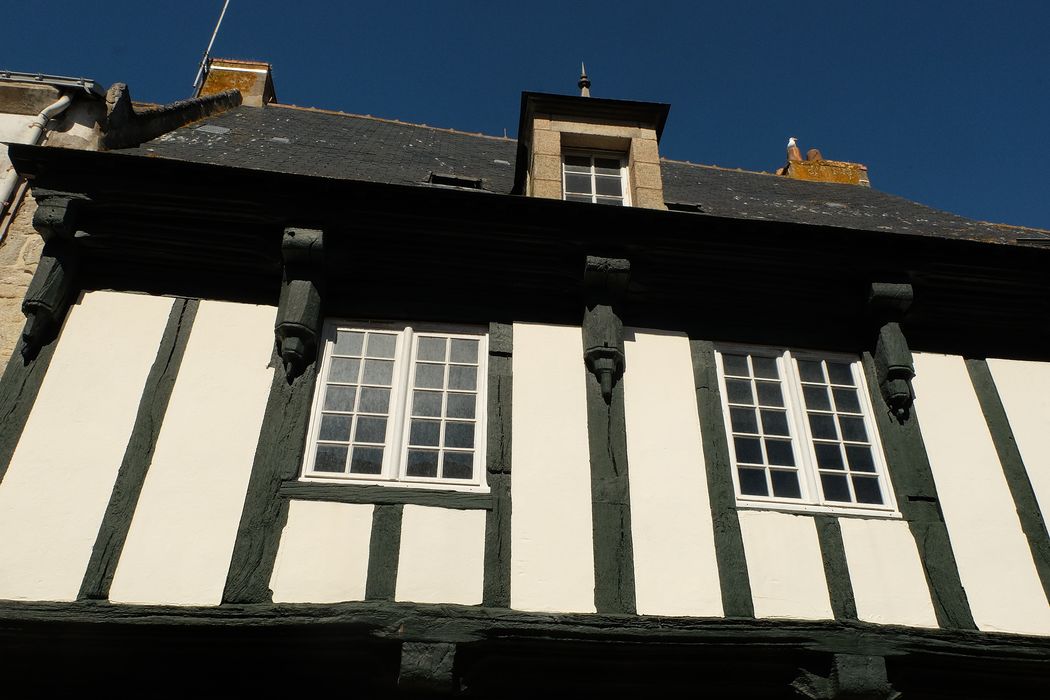 Maison : Façade sur rue, vue partielle