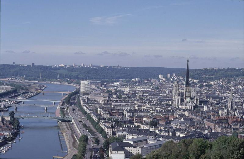 Vue générale de la ville, ensemble est et flèche de la cathédrale