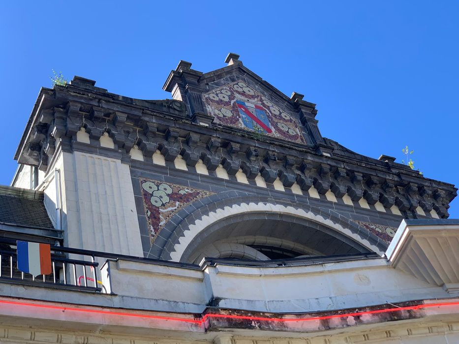 Casino Chardon : Façade nord, pavillon central, vue partielle