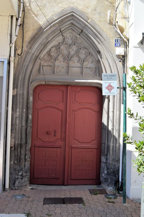 Hôtel Chabrier : Porte d'accès sur la place, vue générale