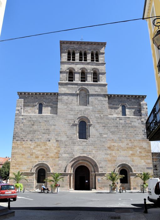 Eglise Saint-Austremoine : Façade occidentale, vue générale