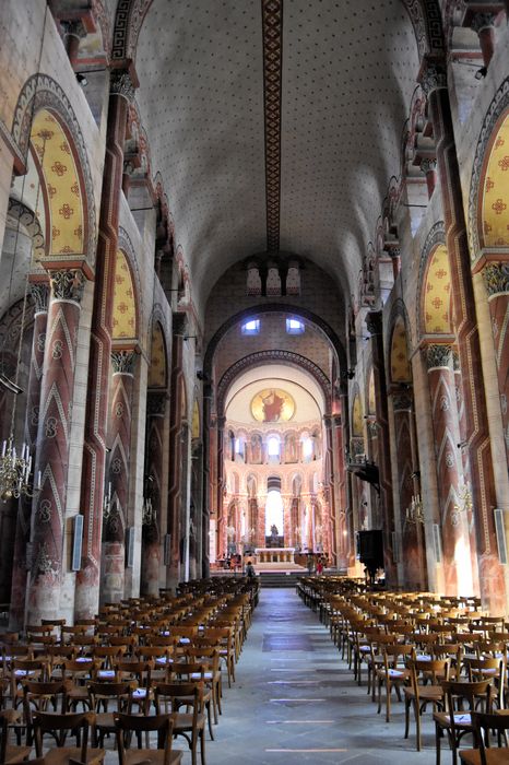 Eglise Saint-Austremoine : Nef, vue générale