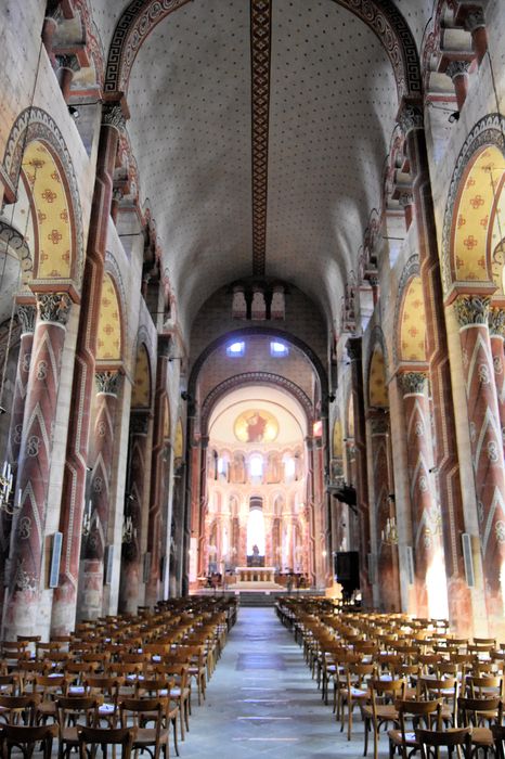 Eglise Saint-Austremoine : Nef, vue générale