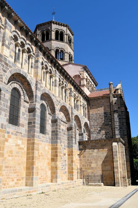 Eglise Saint-Austremoine : Façade latérale sud, vue partielle