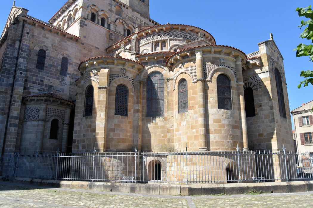 Eglise Saint-Austremoine : Chevet, vue générale