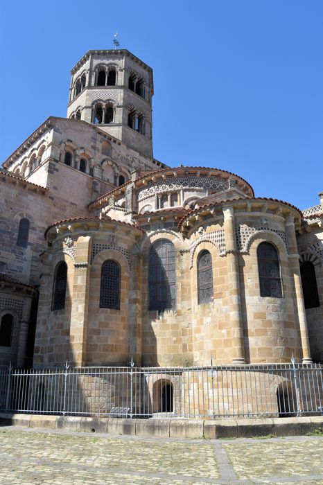 Eglise Saint-Austremoine : Chevet, vue générale