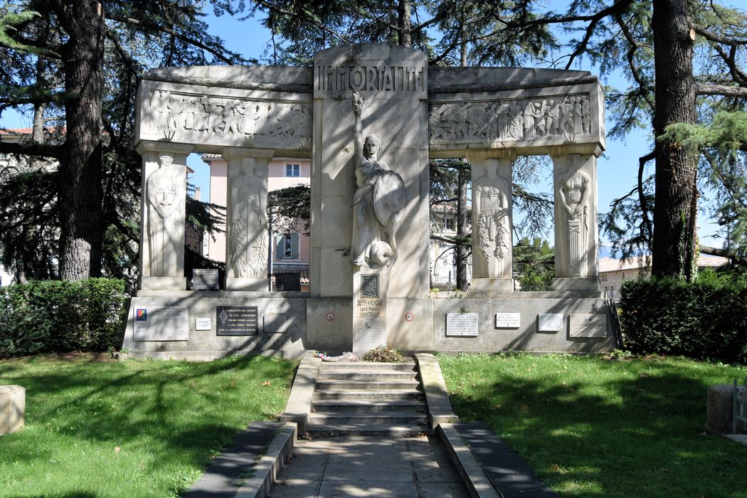 Monument aux morts, vue générale