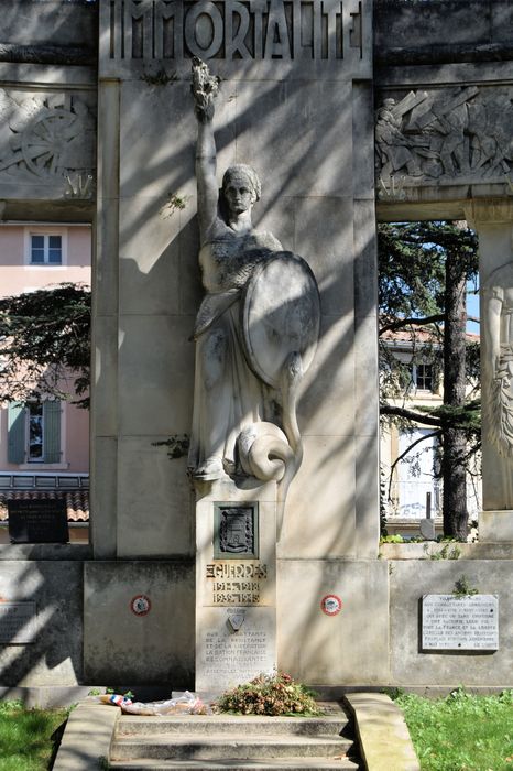 Monument aux morts, vue partielle