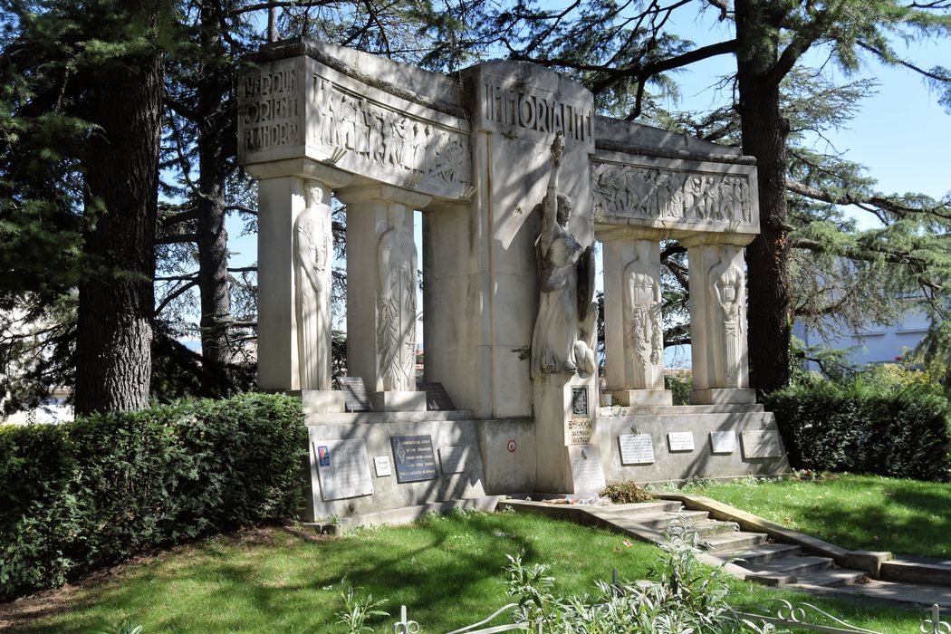 Monument aux morts, vue générale