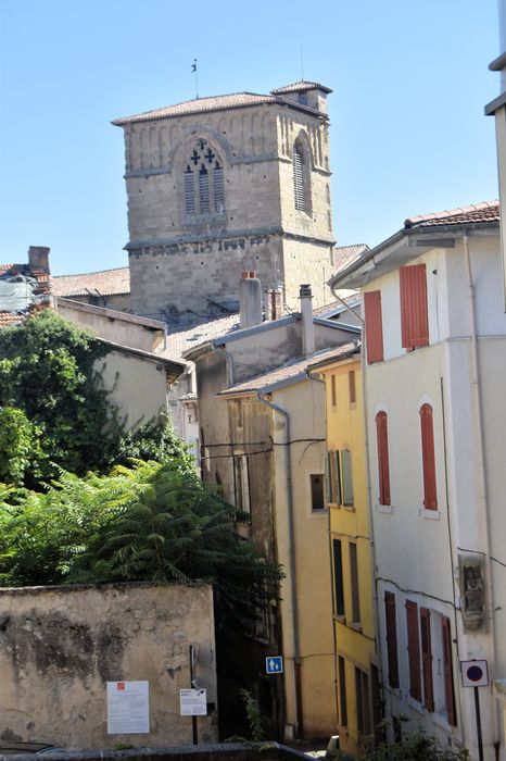 Eglise Saint-Barnard, ancienne collégiale : Vue partielle de l'église dans son environnement urbain