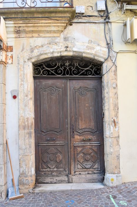 Immeuble : Porte d'accès sur la place, vue générale