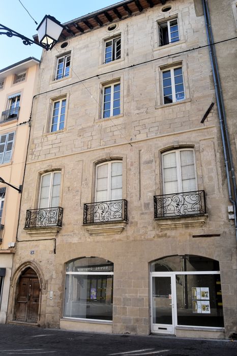 Hôtel de Coursac : Façade sur la place, vue générale