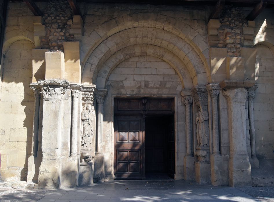 Eglise Saint-Barnard, ancienne collégiale : Portail occidental, vue générale