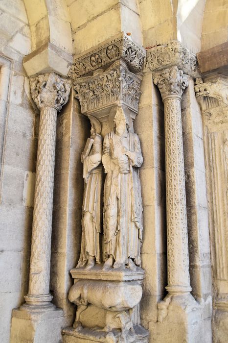 Eglise Saint-Barnard, ancienne collégiale : Portail occidental, détail