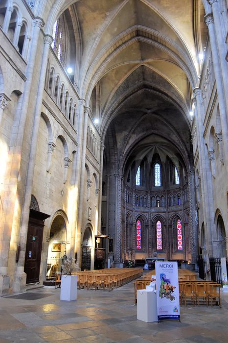 Eglise Saint-Barnard, ancienne collégiale : Nef, vue générale